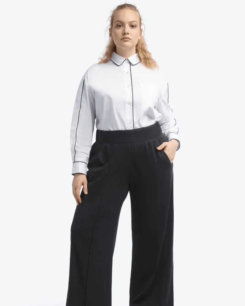 Front of a model wearing a size 14 The Multitasker Pant in Black by See Rose Go. | dia_product_style_image_id:316339